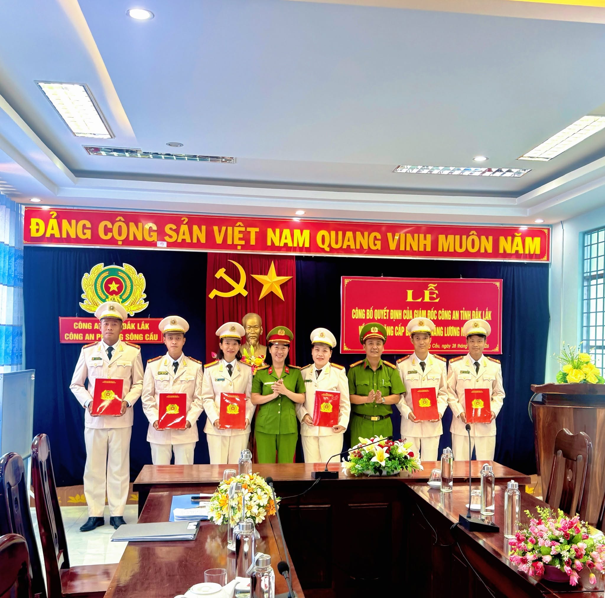 Công bố Quyết định của Giám đốc Công an tỉnh về thăng cấp bậc hàm, nâng bậc lương năm 2026 đối với cán bộ Công an phường Sông Cầu