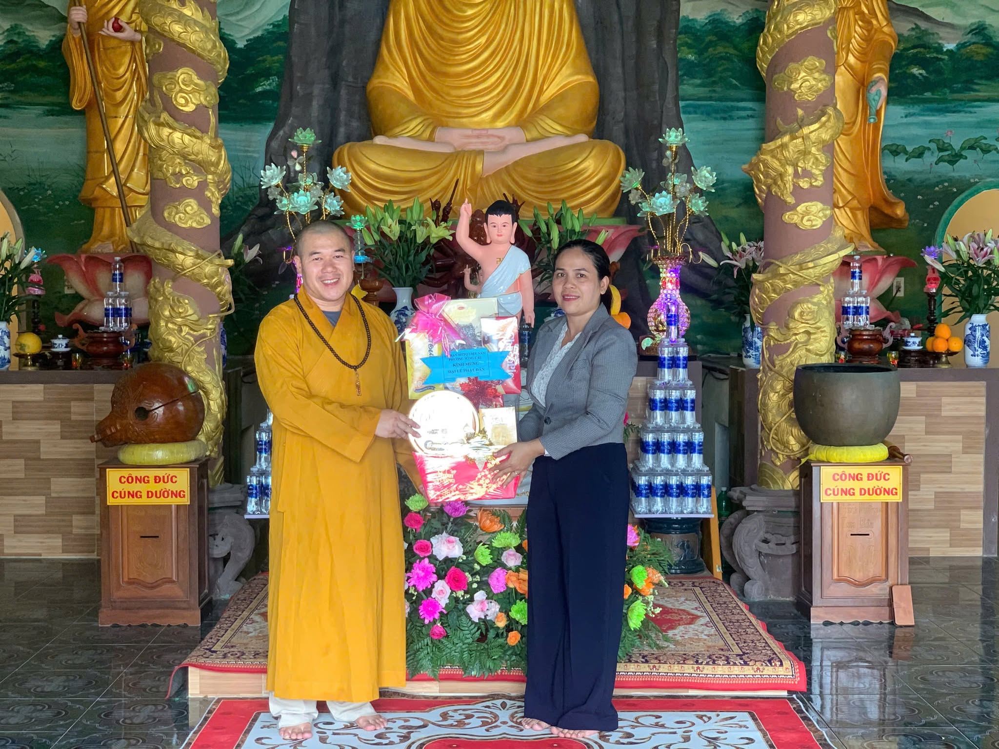 Thăm, chúc mừng các cơ sở Phật giáo trên địa bàn phường nhân dịp Đại lễ Phật đản năm 2026