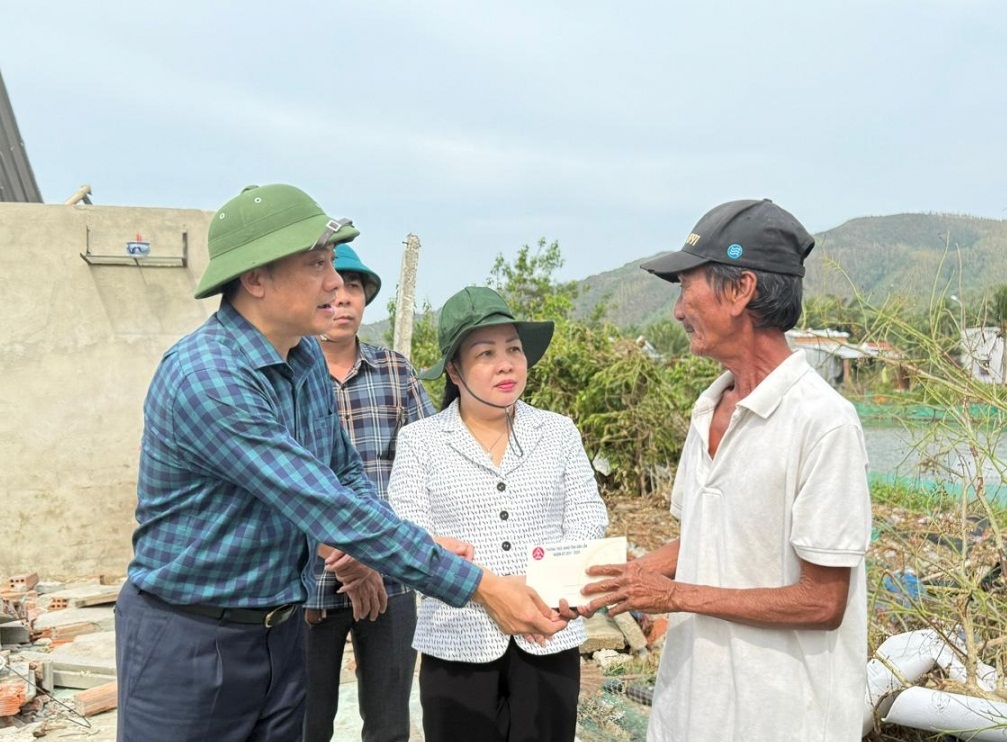 Thường trực HĐND tỉnh thăm hỏi, động viên người dân sau bão số 13