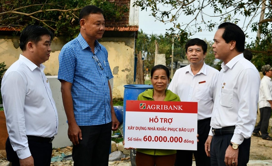 Agribank trao kinh phí hỗ trợ khẩn cấp cho các hộ có nhà bị sập do bão số 13