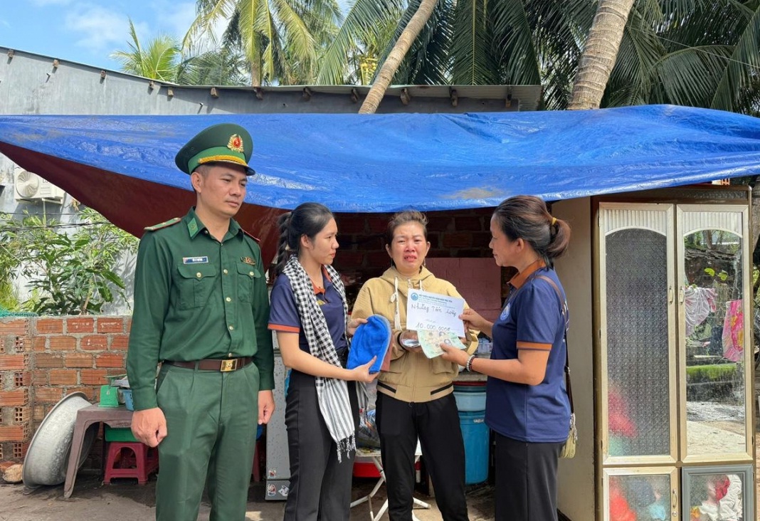Đồn Biên phòng Xuân Đài thăm hỏi, hỗ trợ người dân bị thiệt hại do bão số 13
