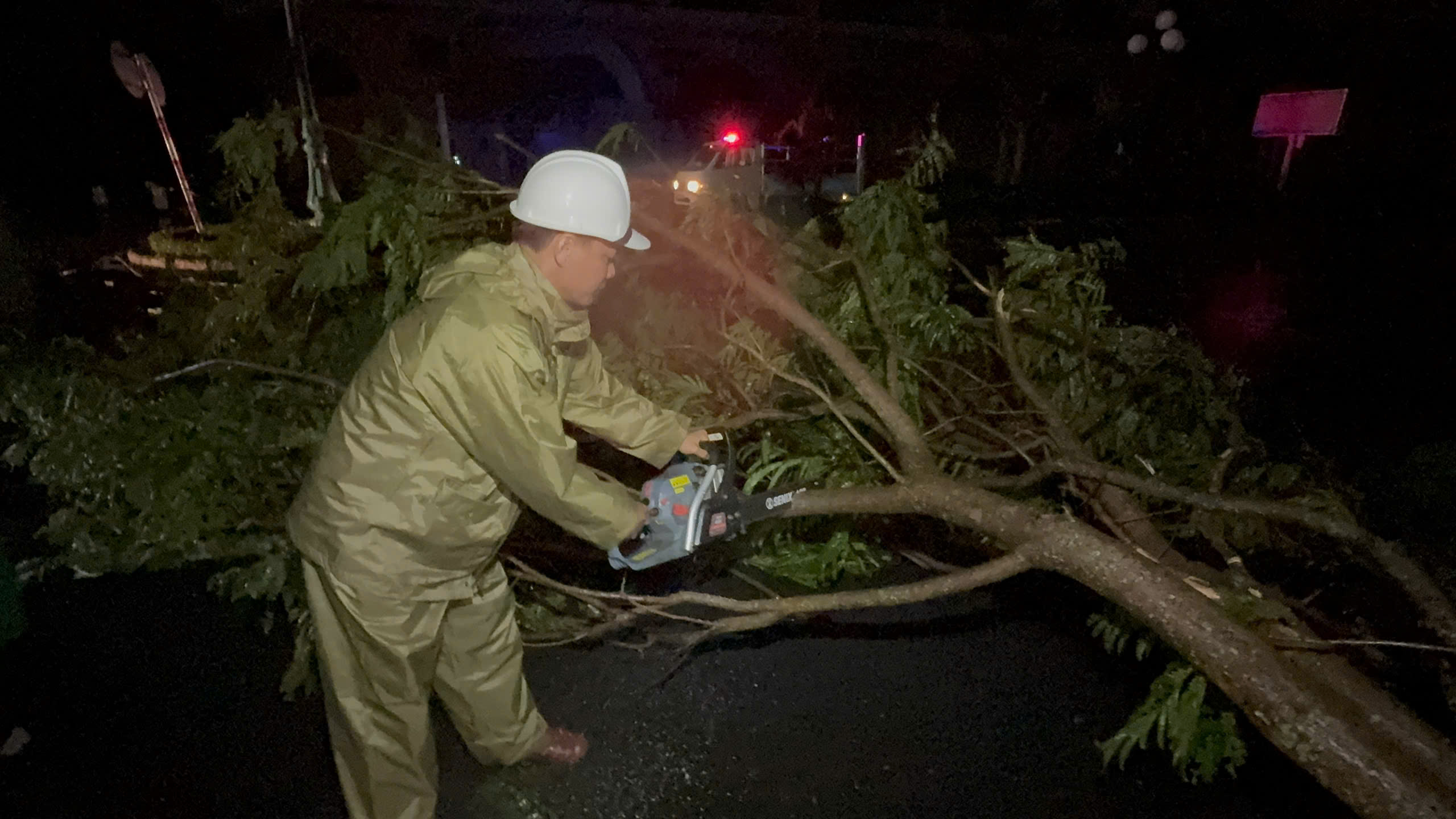 Công an, bộ đội sát cánh cùng nhân dân khắc phục hậu quả bão số 13