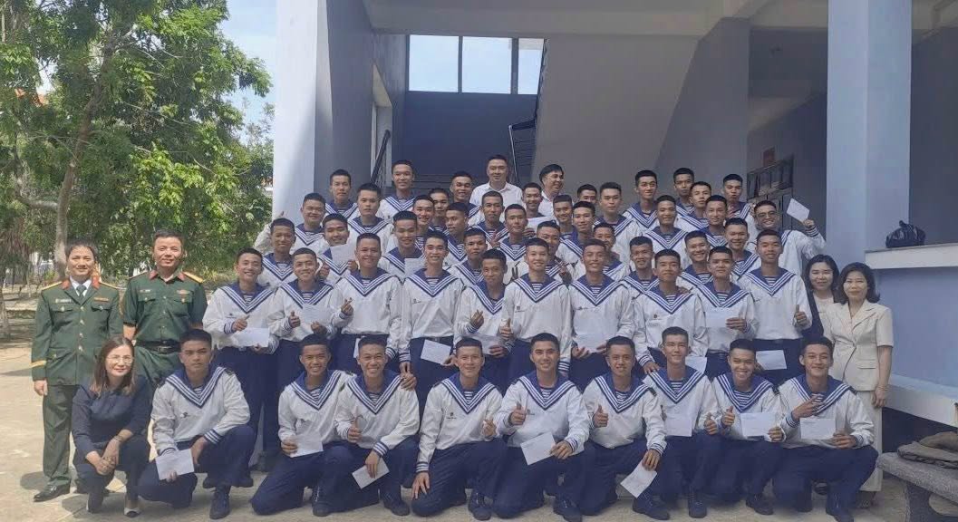 Gặp gỡ, thăm hỏi các chiến sĩ mới là con em phường Sông Cầu đang học tập, rèn luyện tại Trung tâm huấn luyện Vùng 4 Hải quân