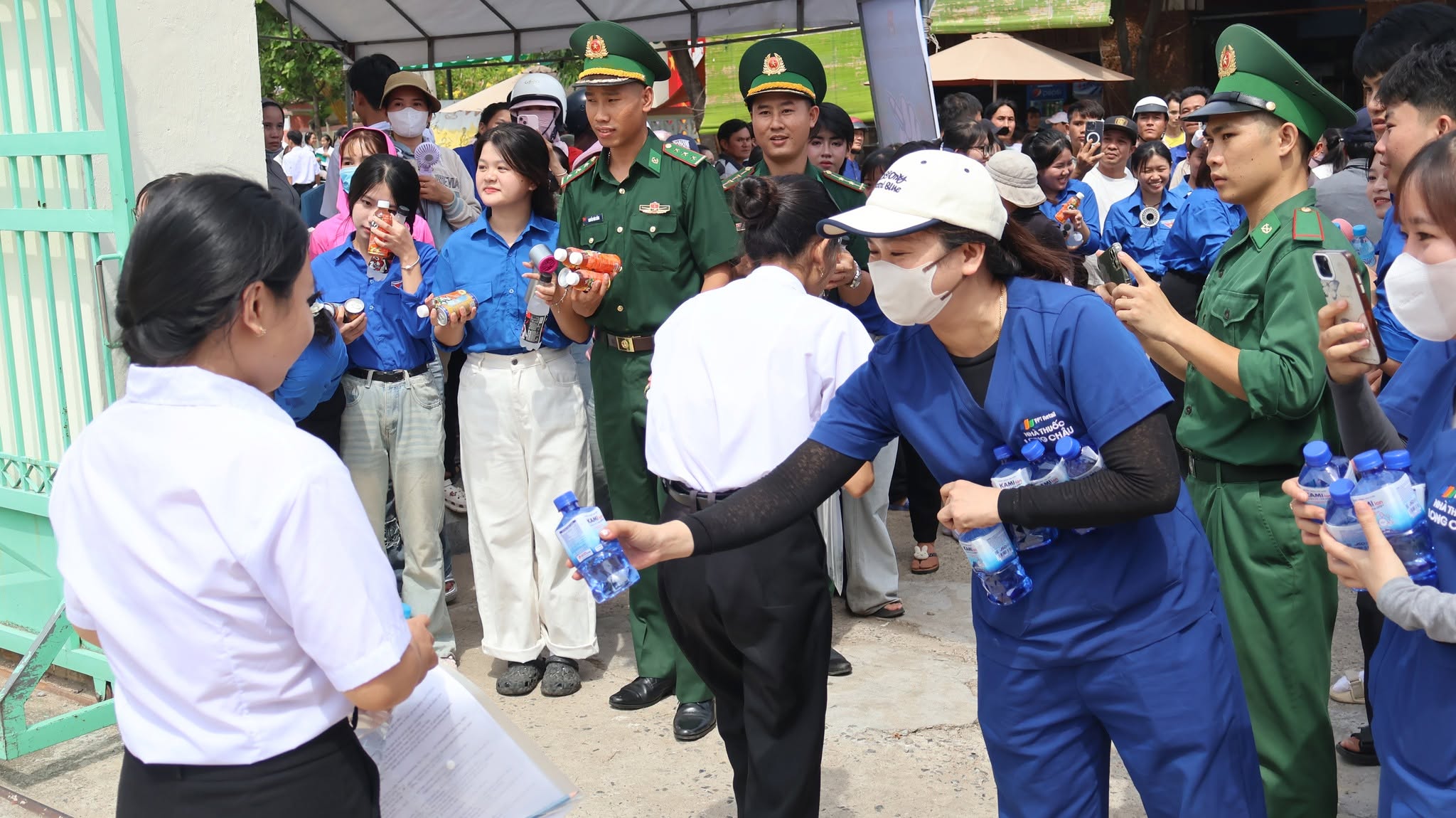 Đoàn Thanh niên phường Sông Cầu đã tổ chức chương trình “Tiếp sức mùa thi” tại điểm trường THPT Phan Đình Phùng với sự tham gia của đông đảo đoàn viên thanh niên