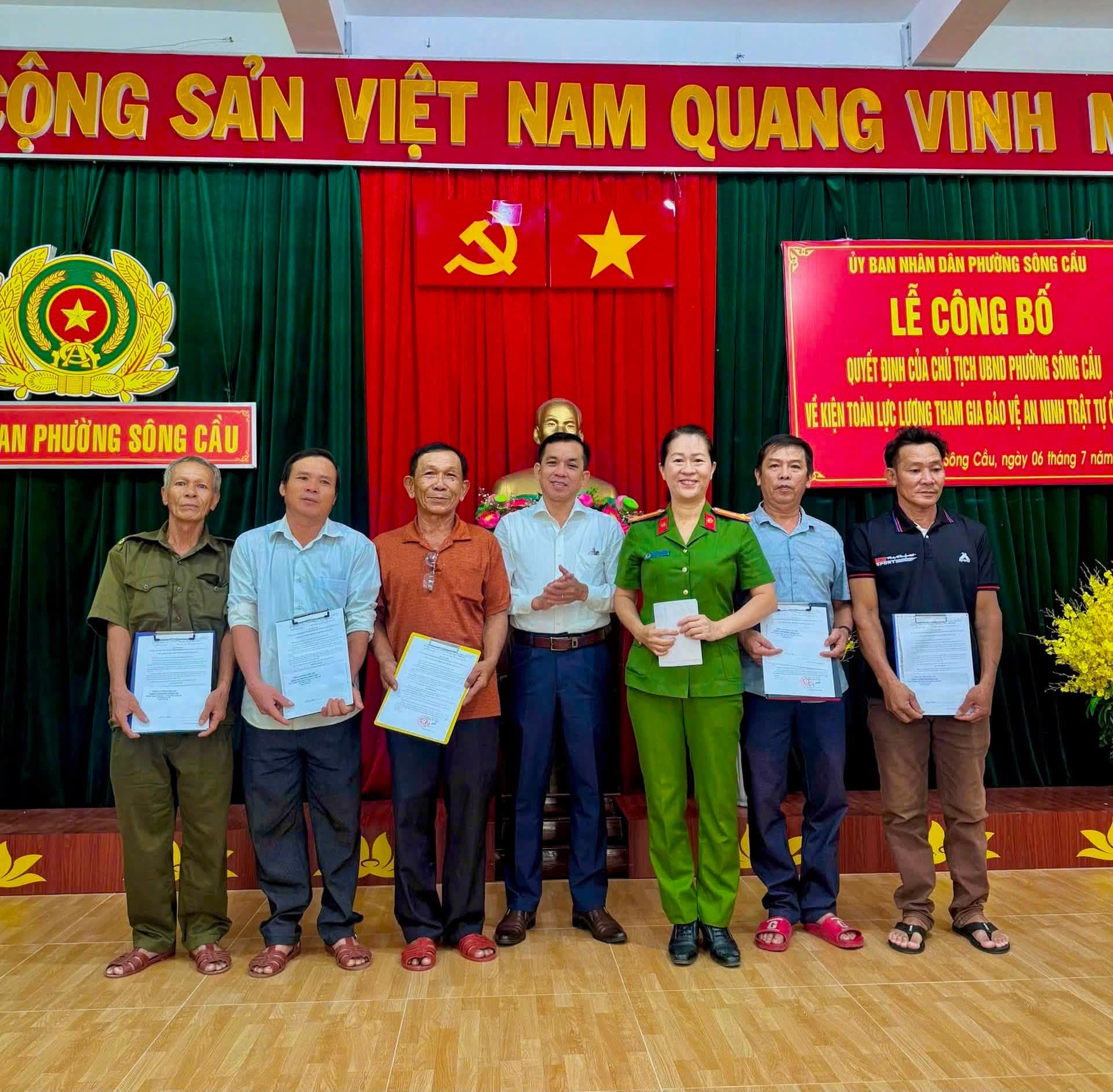 Công bố các quyết định của Chủ tịch UBND phường về việc giải thể, cho thôi nhiệm vụ và thành lập, công nhận chức danh đối với lực lượng tham gia bảo vệ an ninh, trật tự ở cơ sở
