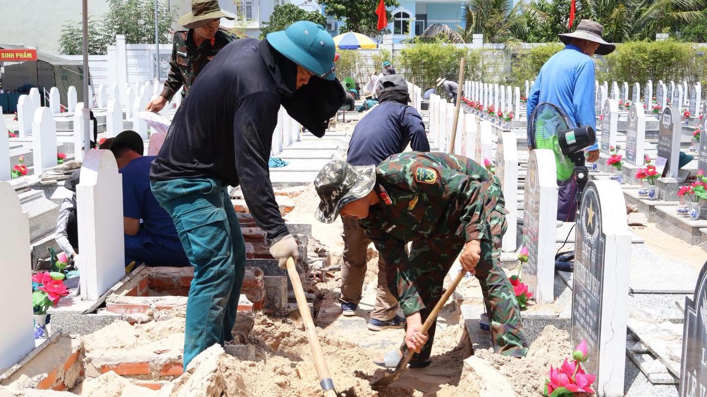 Khẩn trương khai quật, thu nhận mẫu sinh phẩm phục vụ giám định ADN xác định danh tính hài cốt liệt sĩ tại nghĩa trang liệt sĩ Sông Cầu
