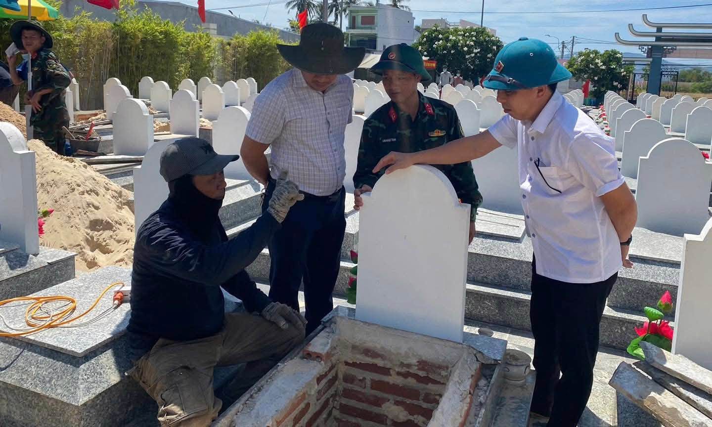 Đồng chí Bí thư Đảng ủy kiểm tra, động viên lực lượng đang thực hiện công tác khai quật, lấy mẫu sinh phẩm phục vụ xác định danh tính hài cốt liệt sĩ