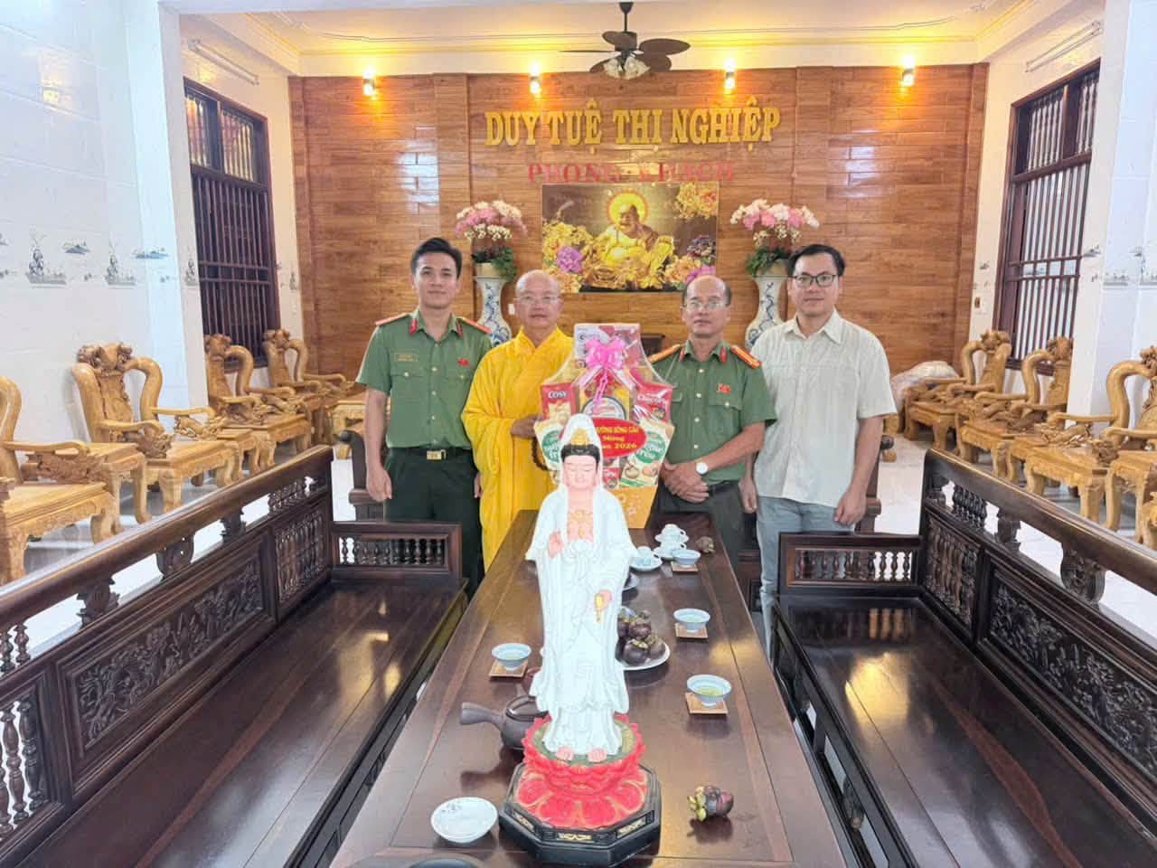 Công an phường Sông Cầu thăm, chúc mừng và tặng quà một số cơ sở Phật giáo nhân dịp Lễ Vu Lan