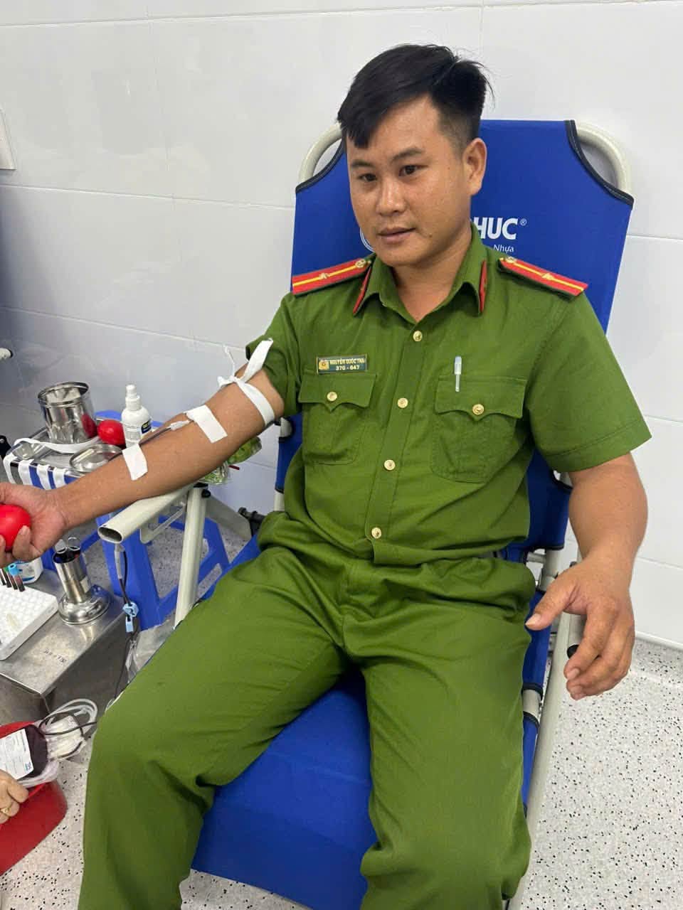 Cán bộ Công an phường Sông Cầu hiến máu hỗ trợ người bệnh trong tình huống nguy cấp