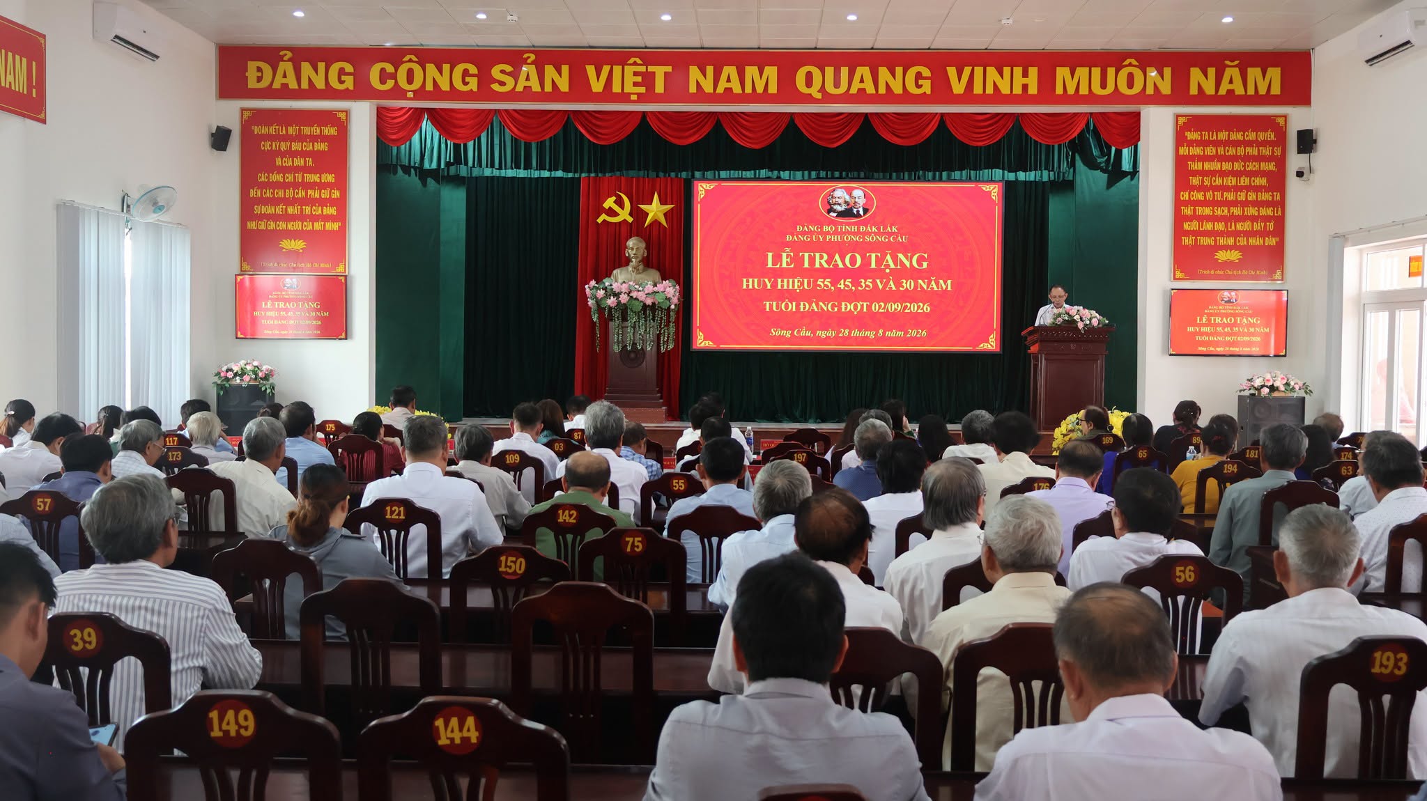 Sông Cầu: Trao tặng Huy hiệu Đảng cho 70 đảng viên trên địa bàn phường