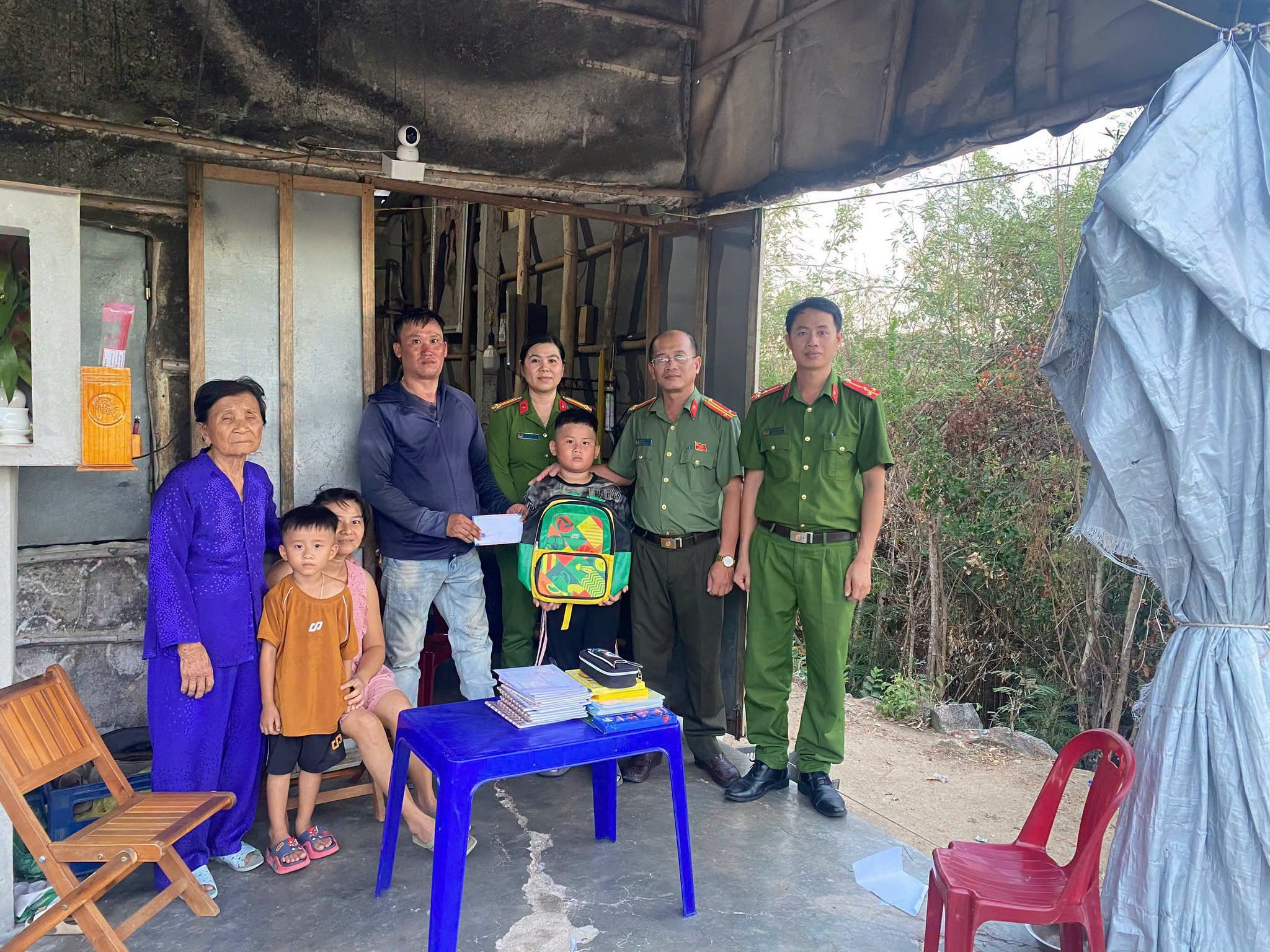 Công an phường Sông Cầu đồng hành cùng chương trình “Con nuôi Công an xã”, “Mẹ đỡ đầu”