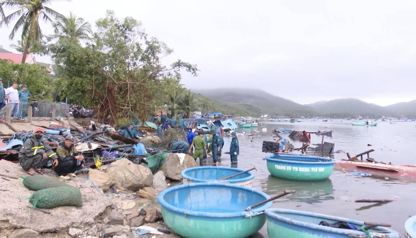 Kiểm tra tình hình khắc phục thiệt hại do bão số 13 và mưa lũ gây ra tại phường Sông Cầu